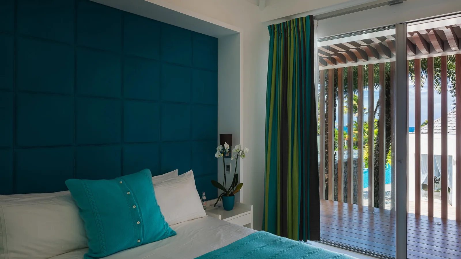 Crib available for guests travelling with a baby at Ana Flamands