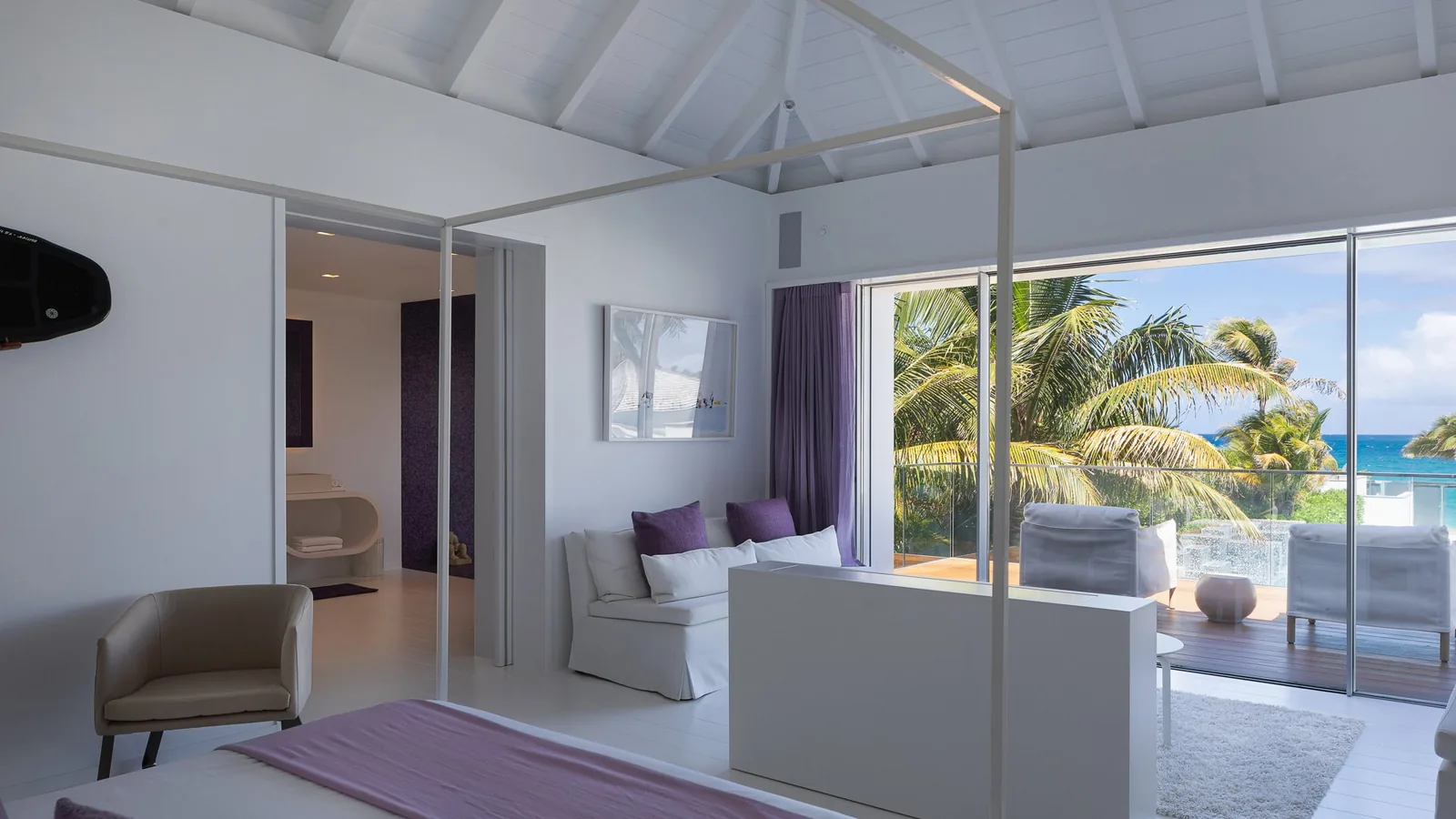 Living area with television at Ana Flamands villa