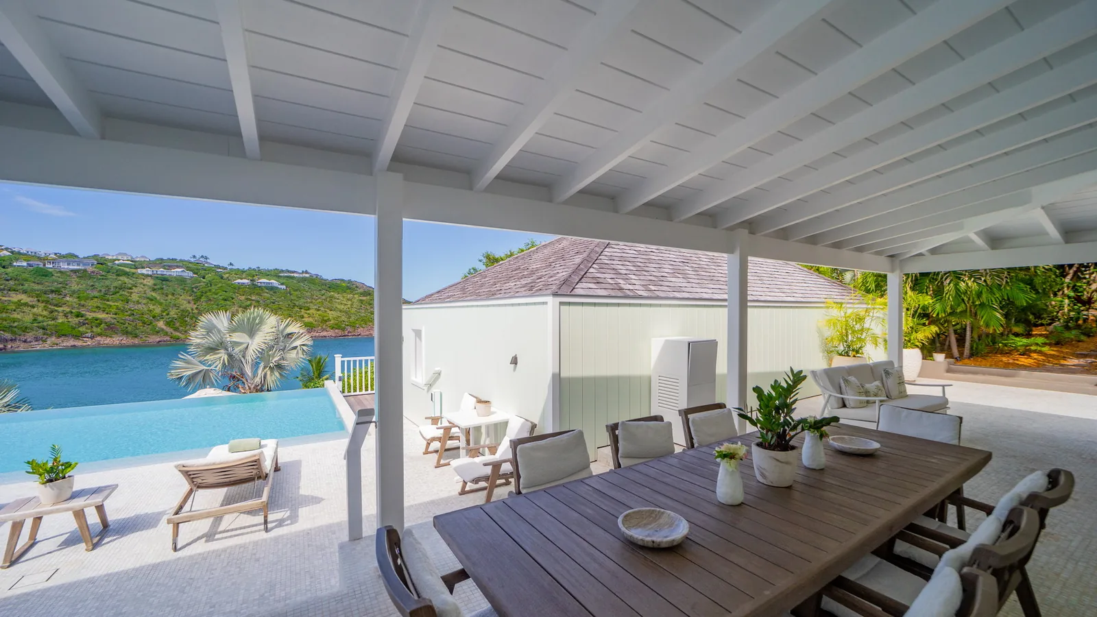 Baby cot available at CAPTIVA, a child-friendly villa in Marigot