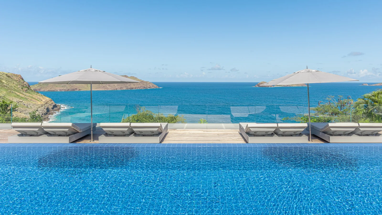 Private heated pool at Ciel d'Azur, six-bedroom villa in Anse des Cayes