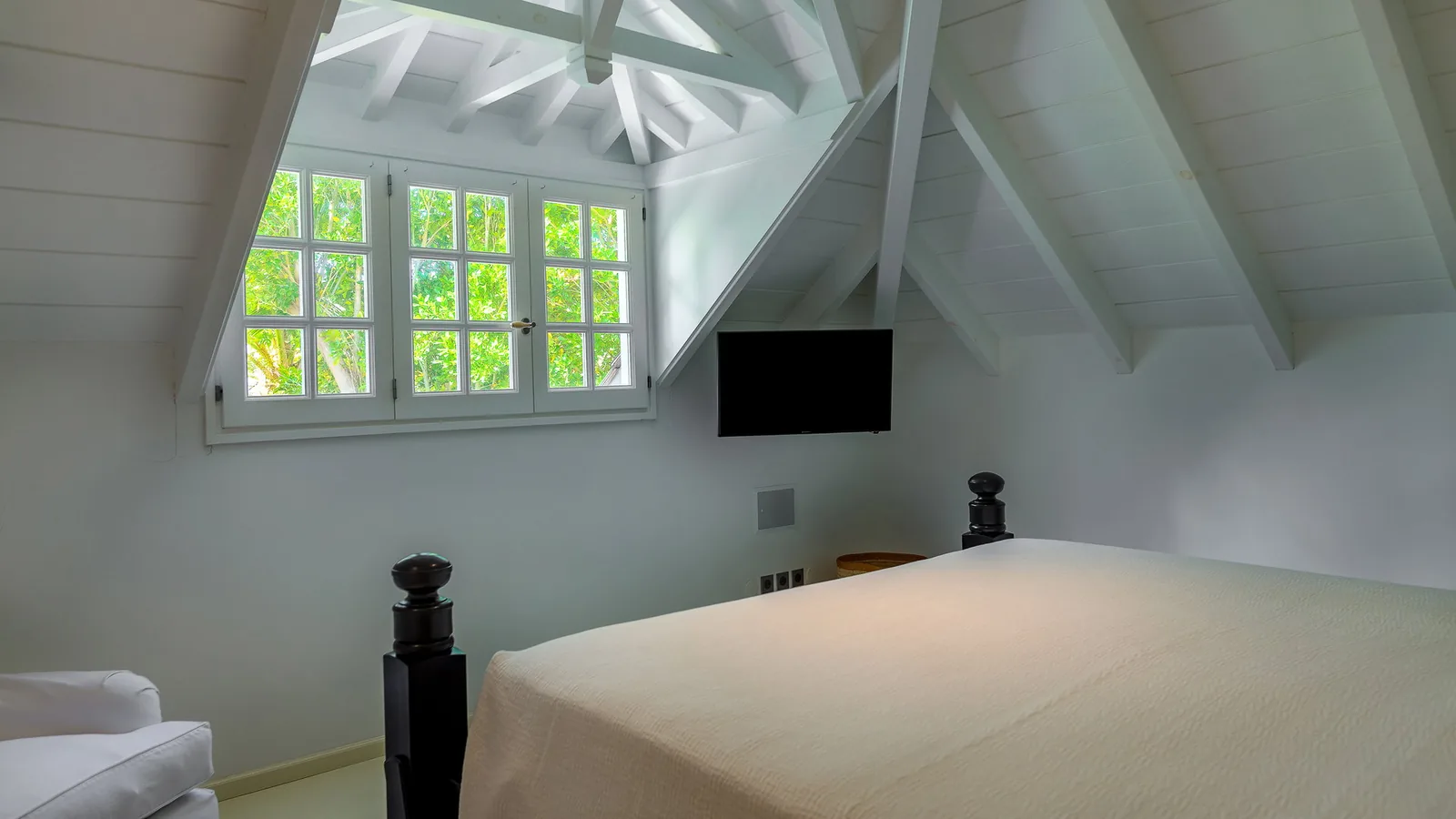 Villa ELA, Flamands: private heated pool, eight bedrooms, sleeps sixteen