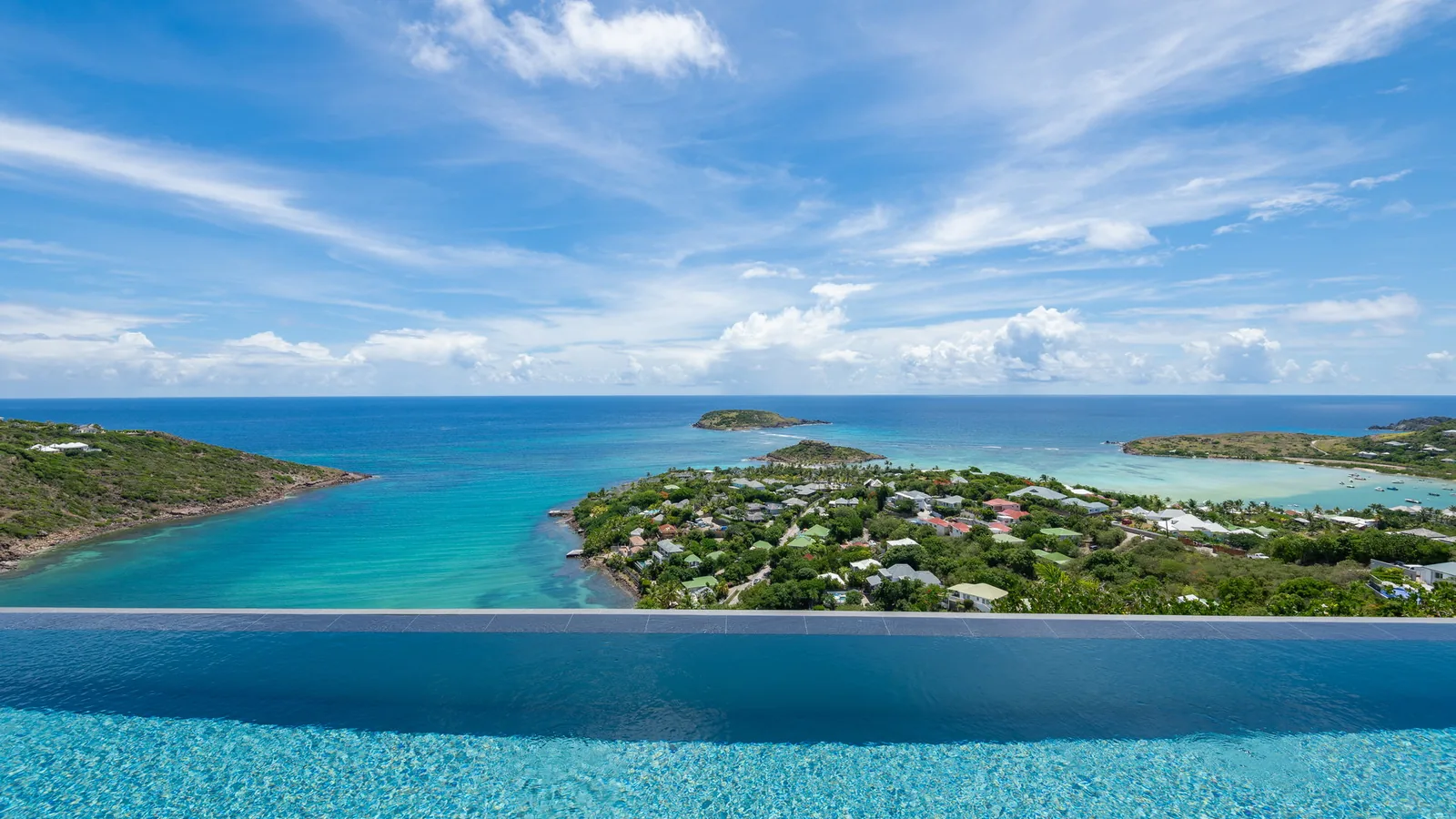 The exterior of Manoir Voltaire in Marigot