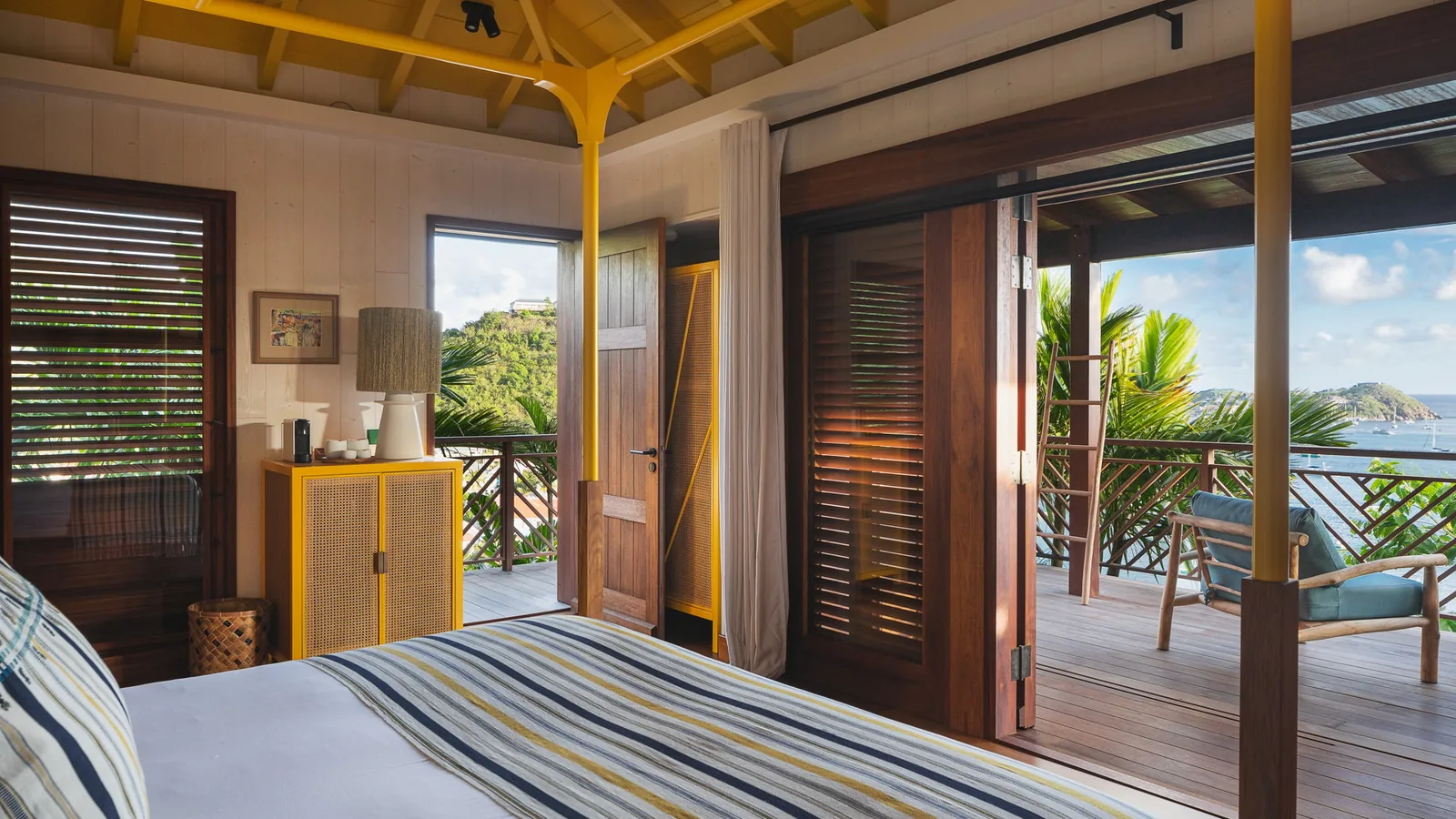 Living space with television at Villa Nanne