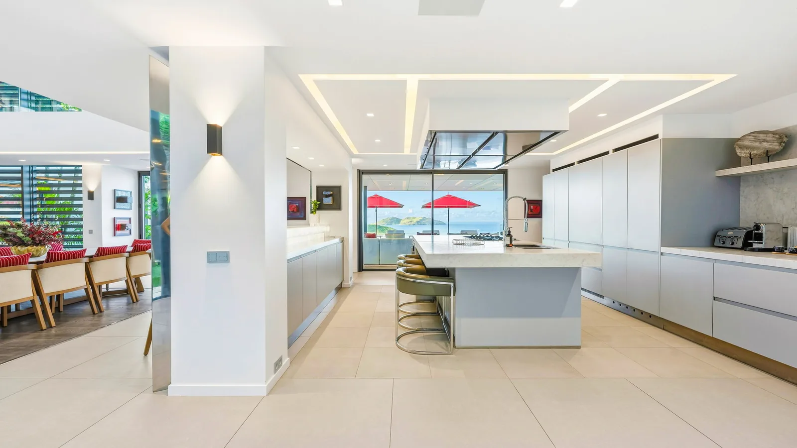 Living area with television at Villa NEO