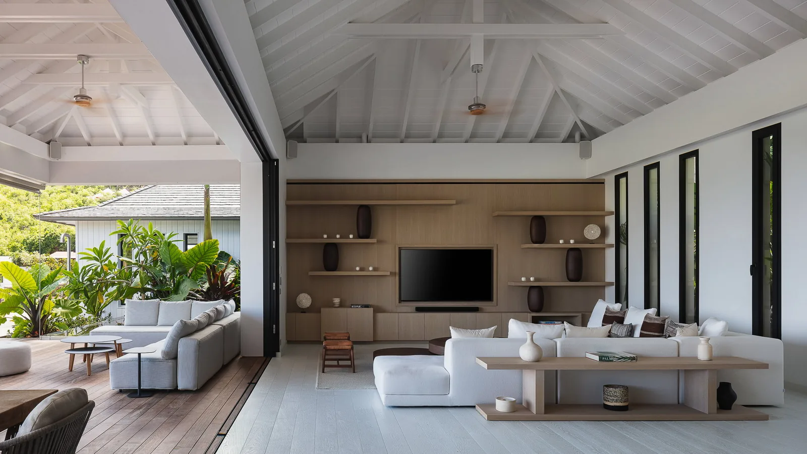 Kitchen with oven and cooktop at villa SEALA