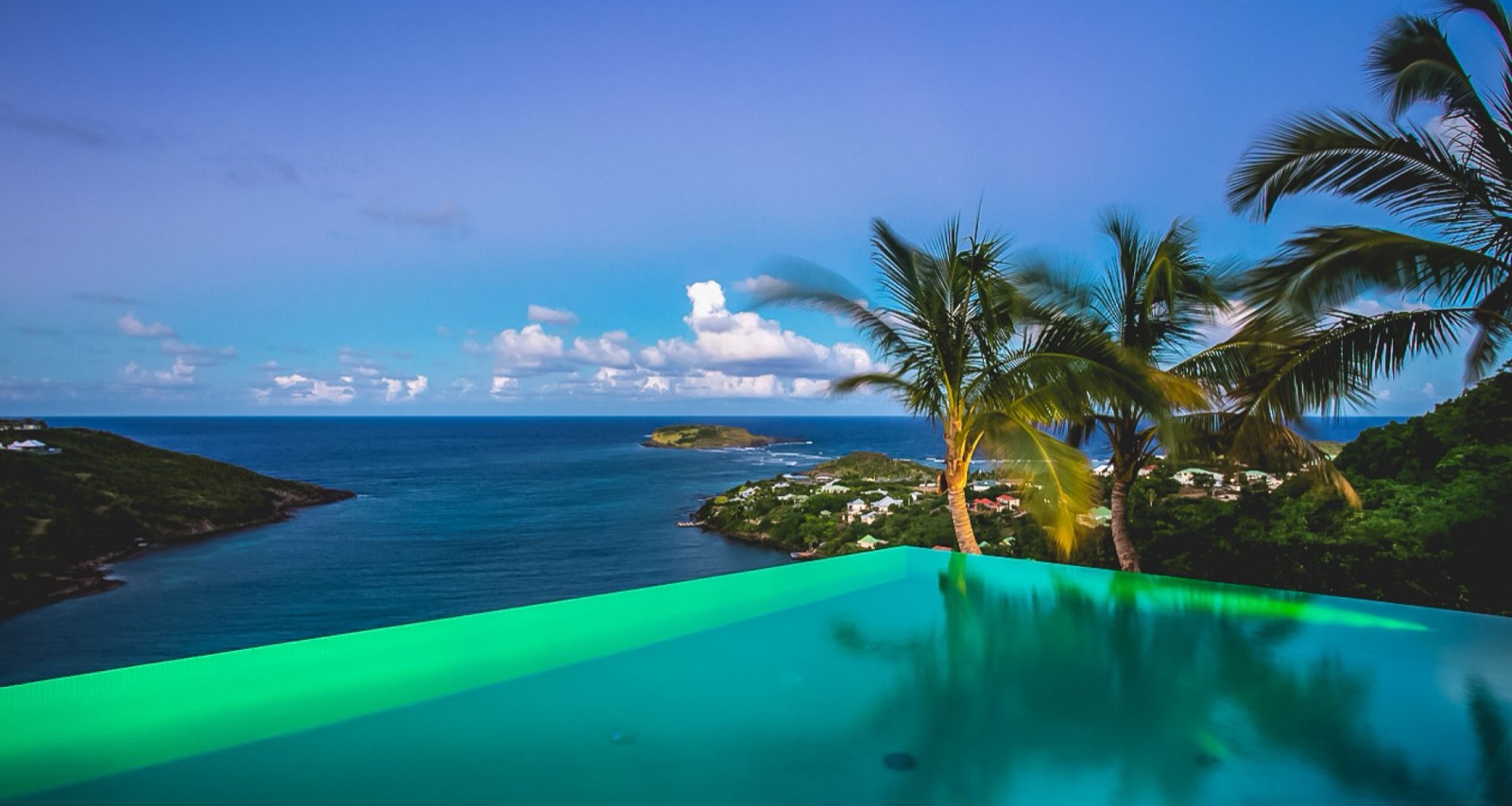 Cliffside infinity pool in Colombier overlooking the ocean